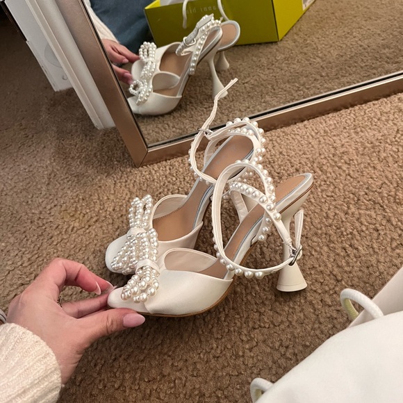 White/ pearl wedding heels

Never worn - Picture 5 of 7